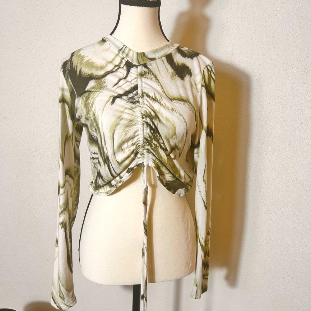 Light weight two piece flare pants set.  The size is an XL